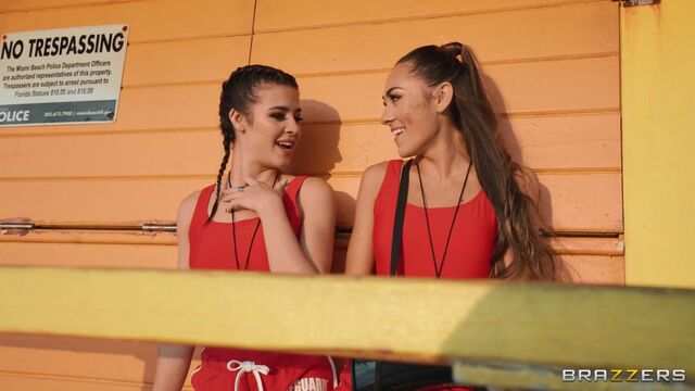 Спортсменки наслаждаются членом тренера во время секса втроем...