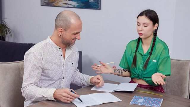 Молодая брюнетка с косичками не смогла устоить перед мощным членом приятеля...