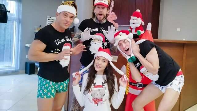 Симпатичная молодая брюнетка получила яркое удовольствие на праздник...