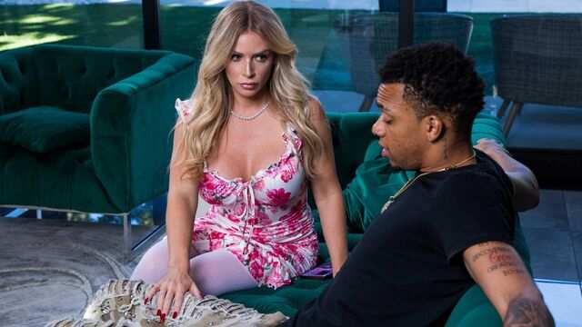 Блонда в белых гольфах сделала первоклассный минет темнокожего...