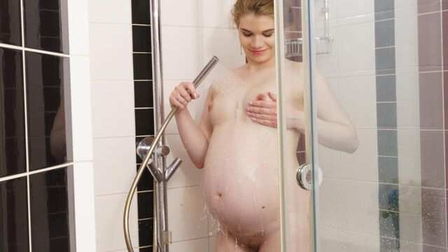 Беременная с большой жопой старательно себе ласкает клитор в душе...