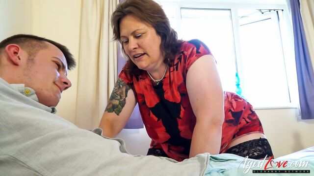Зрелая толстая баба в чулках заманила к себе молодого соседа в постель