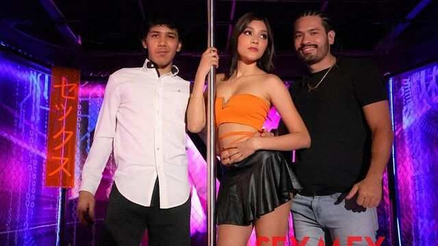 Горячая брюнетка отдалась новому знакомому на публике и испытала кайф...