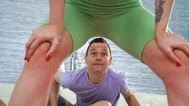 Светловолосая с большими дойками занялась секс-йогой с ухажером