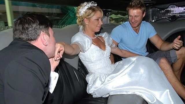 Похотливая невеста в свадебном платье круто делает минет но не жениху