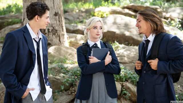 Миниатюрная блондинка не смогла отказать парням и согласилась на МЖМ...