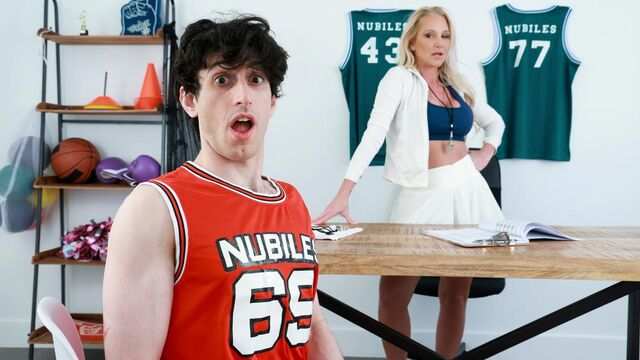 Молодой спортсмен насладился минетом и сексом с опытной тренершей