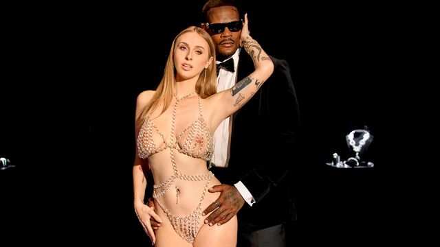 Страстный брутальный негр прокатил на члене девицу с большими дойками...