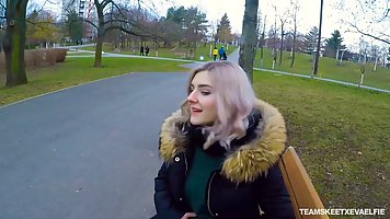 Блондинка повелась на пикапера и согласилась участвовать в съемке минета от перв...